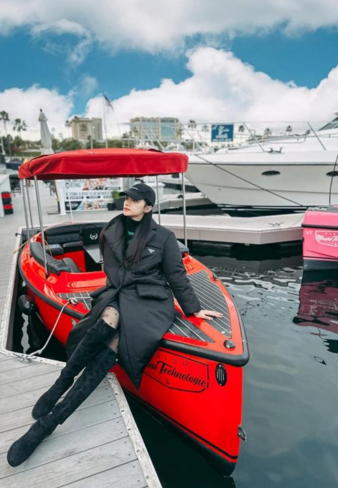 BTV Hoài Anh điệu đà, bà xã Bình Minh trẻ trung tuổi 45 - Hình 4 BTV Hoai Anh dieu da, ba xa Binh Minh tre trung tuoi 45-Hinh-4