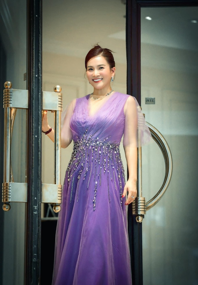 BTV Hoài Anh điệu đà, bà xã Bình Minh trẻ trung tuổi 45 - Hình 2 BTV Hoai Anh dieu da, ba xa Binh Minh tre trung tuoi 45-Hinh-2