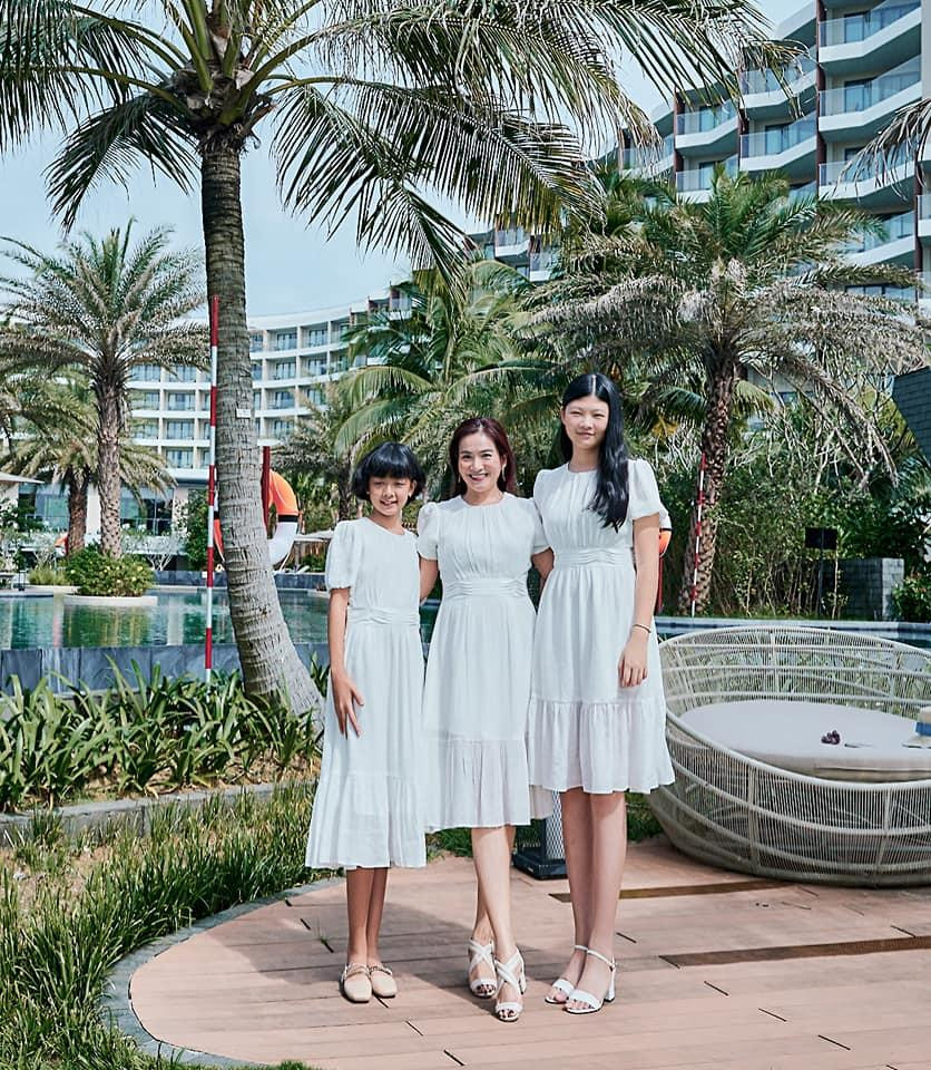 mẹ con CEO Anh Thơ diện cùng một mẫu váy thiết kế của một local brand với mức giá vừa phải như 3 chị em khiến netizen cực kỳ thích thú.