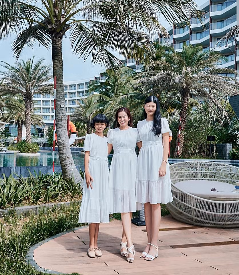 3 mẹ con CEO Anh Thơ diện cùng một mẫu váy thiết kế của một local brand với mức giá vừa phải như 3 chị em khiến netizen cực kỳ thích thú.