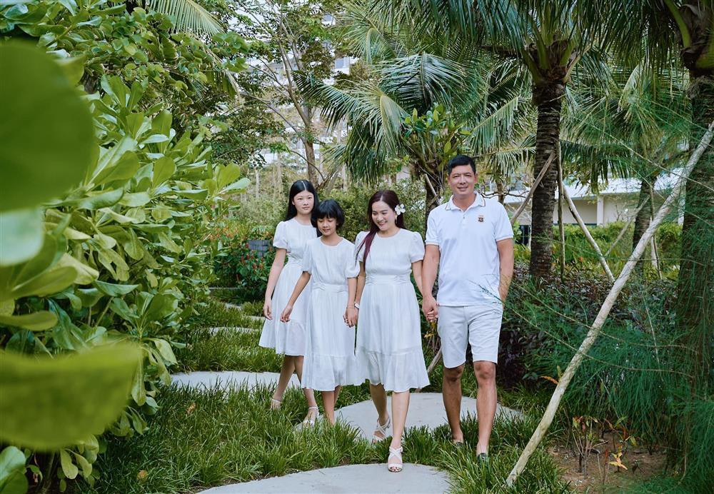 công chúa của Bình Minh - Anh Thơ dù sinh ra trong gia đình có điều kiện nhưng lại khá chân phương, giản dị chứ ít khi lên đồ sành điệu, dát đầy hàng hiệu như nhiều cậu ấm, cô chiêu của sao Việt khác.