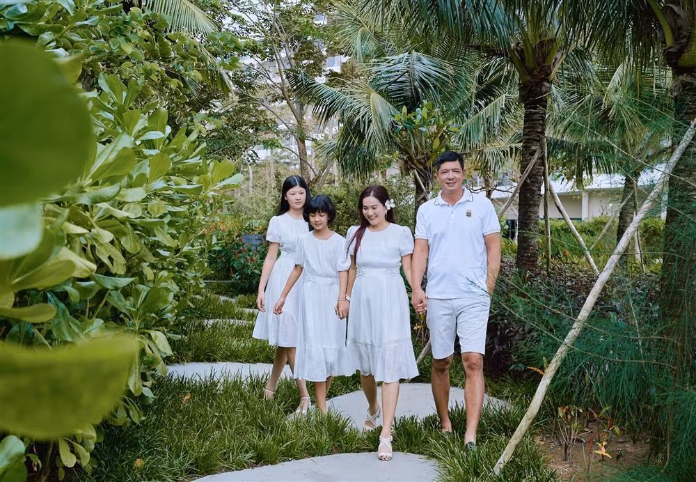 2 công chúa của Bình Minh - Anh Thơ dù sinh ra trong gia đình có điều kiện nhưng lại khá chân phương, giản dị chứ ít khi lên đồ sành điệu, dát đầy hàng hiệu như nhiều cậu ấm, cô chiêu của sao Việt khác.