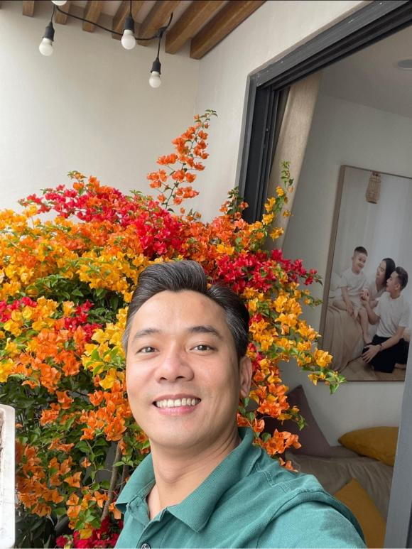 Diễn viên Việt Bắc khoe ảnh ban công đầy hoa giấy rực rỡ.