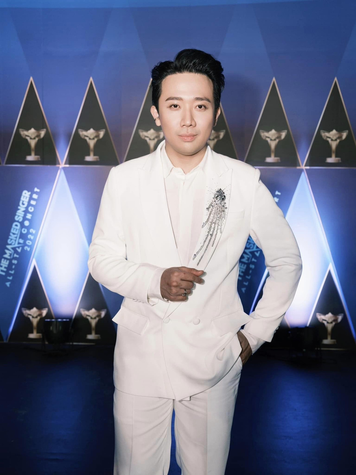 Nghệ sĩ Trấn Thành lên đồ kiểu "Bạch công tử".