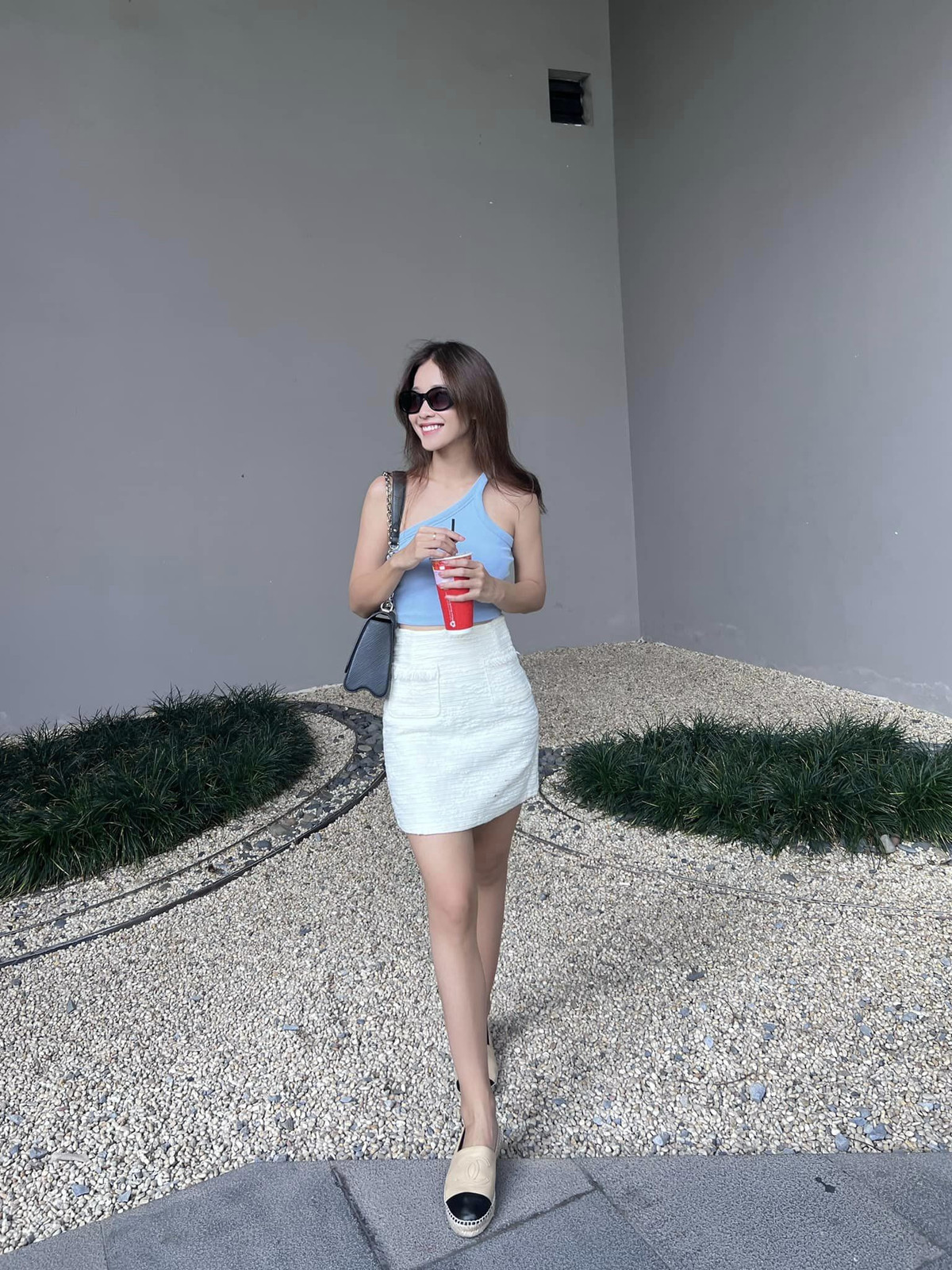 Khả Ngân diện set đồ xuống phố trẻ trung.