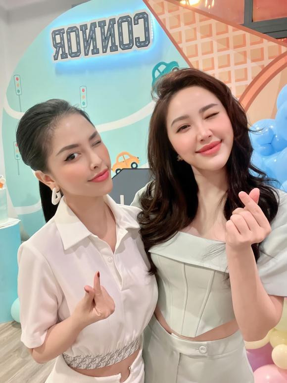 Bảo Thy chụp ảnh với chị dâu: "Chị dâu xinh đẹp của bé". Trước khi chính thức trở thành người một nhà với Bảo Thy, chị dâu Trang Pilla từng là người bạn thân thiết của nữ ca sĩ.