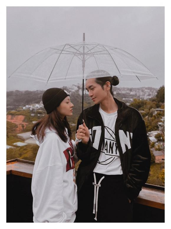 Sao Việt BB Trần chụp ảnh cùng Bảo Anh: "Đà Lạt mưa mà đi cùng bạn gái thì còn gì bằng".