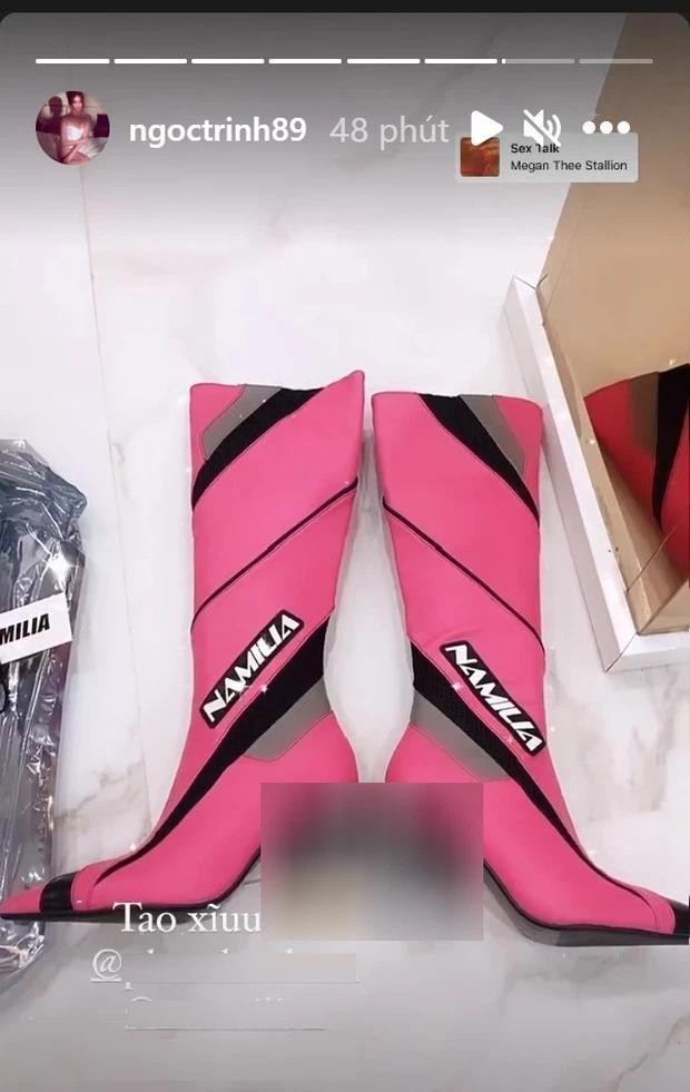ất chấp những ý kiến trái chiều từ dư luận, Ngọc Trinh vẫn quyết định mua đôi boots màu hồng có hình thù của bộ phận sinh dục.