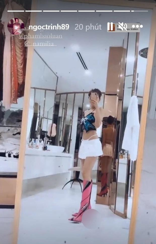 Nữ hoàng nội y" thích thú tạo dáng cùng đôi giày phản cảm này.