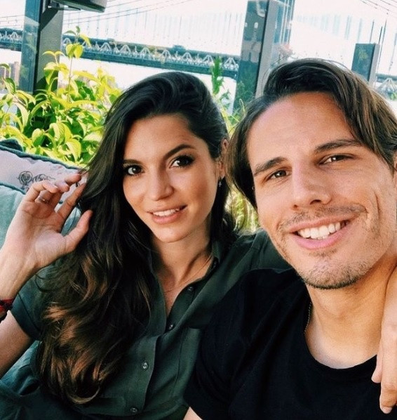 Alina Sommer bén duyên với ông xã Yann Sommer từ năm 2016 rồi nhanh chóng kết hôn sau 3 năm hẹn hò. Gia đình nhỏ lần lượt đón thêm hai cô công chúa nhỏ vào năm 2019 và 2021. Người đẹp sinh năm 1991 hiện là luật sư và rất kín tiếng về đời tư. Đôi lúc, người hâm mộ sẽ thấy nàng WAGs xuất hiện trên khán đài cổ vũ chồng.