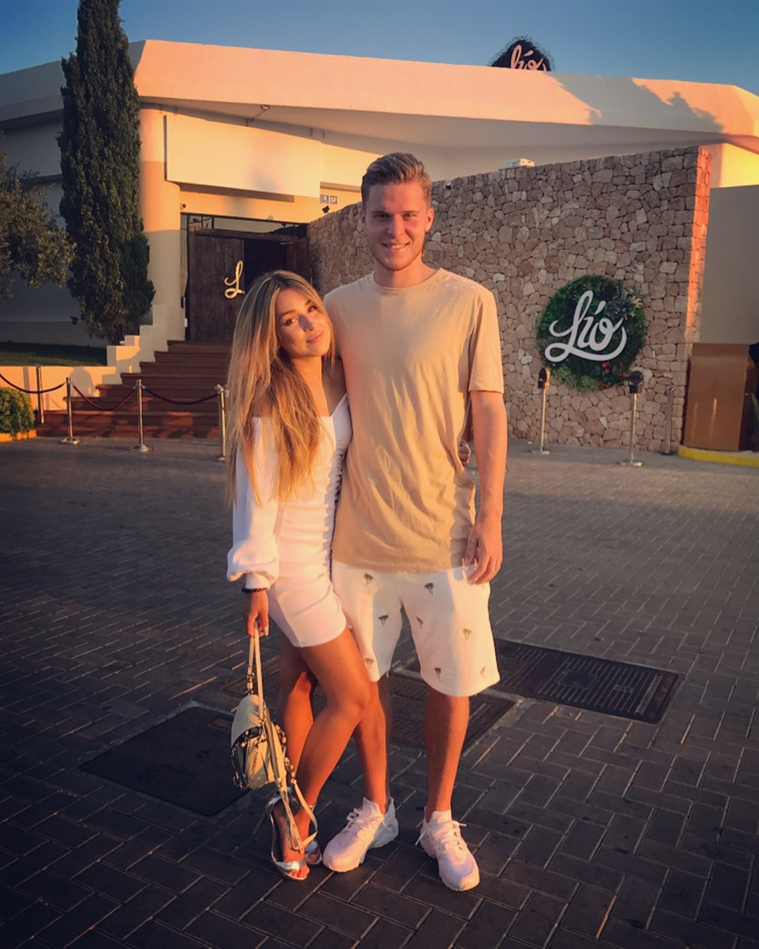 Alexandra bắt đầu chuyện tình với Nico Elvedi từ thời trung học năm 2016. Từ đó, họ không ngần ngại chia sẻ những khoảnh khắc hạnh phúc, tình tứ lên trang cá nhân. Mỹ nhân sinh năm 1996 cũng rất kín tiếng nên không có nhiều thông tin cá nhân của cô nàng. Người hâm mộ đánh giá đôi uyên ương bằng tuổi rất xứng đôi và hy vọng có cái kết đẹp cho hai người.