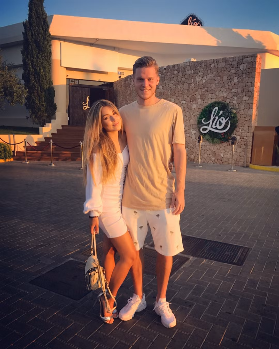 Alexandra bắt đầu chuyện tình với Nico Elvedi từ thời trung học năm 2016. Từ đó, họ không ngần ngại chia sẻ những khoảnh khắc hạnh phúc, tình tứ lên trang cá nhân. Mỹ nhân sinh năm 1996 cũng rất kín tiếng nên không có nhiều thông tin cá nhân của cô nàng. Người hâm mộ đánh giá đôi uyên ương bằng tuổi rất xứng đôi và hy vọng có cái kết đẹp cho hai người.