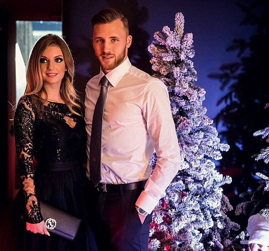 Celine Widmer về chung nhà cùng Silvan Widmer từ tháng 6/2017 sau 5 năm hẹn hò hạnh phúc. Gia đình Widmer có hai cô con gái đáng yêu sinh năm 2018 và 2020. Giống với đa phần các nàng WAGs Thụy Sĩ, người đẹp giữ kín đời tư. Về sự nghiệp, cô nàng đang chuẩn bị ra mắt thương hiệu trang sức riêng.