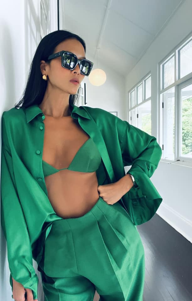 Cựu mẫu Bằng Lăng gợi cảm với nội y và "cây" đồ xanh lá.