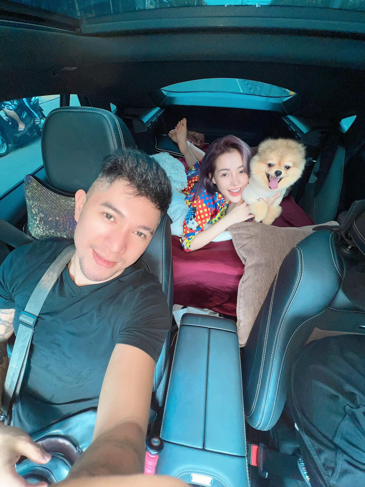 Nhạc sĩ Lương Bằng Quang và bạn gái kém tuổi biến xe hơi thành giường chơi với cún cưng.