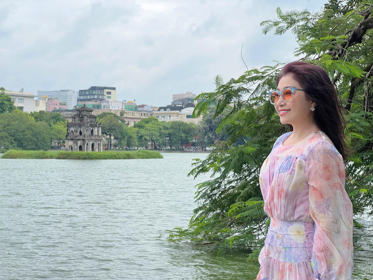 NSƯT Thoại Mỹ trẻ đẹp khi ra thăm Hà Nội.