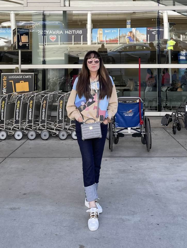 Danh ca Thanh Hà mặc trẻ trung, đáp sân bay San Jose với vẻ mặt "như mới lãnh lương".