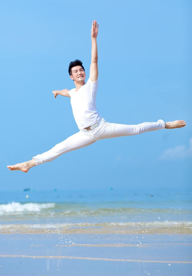 Ca sĩ Nguyễn Phi Hùng tạo dáng "độc" giữa không trung.