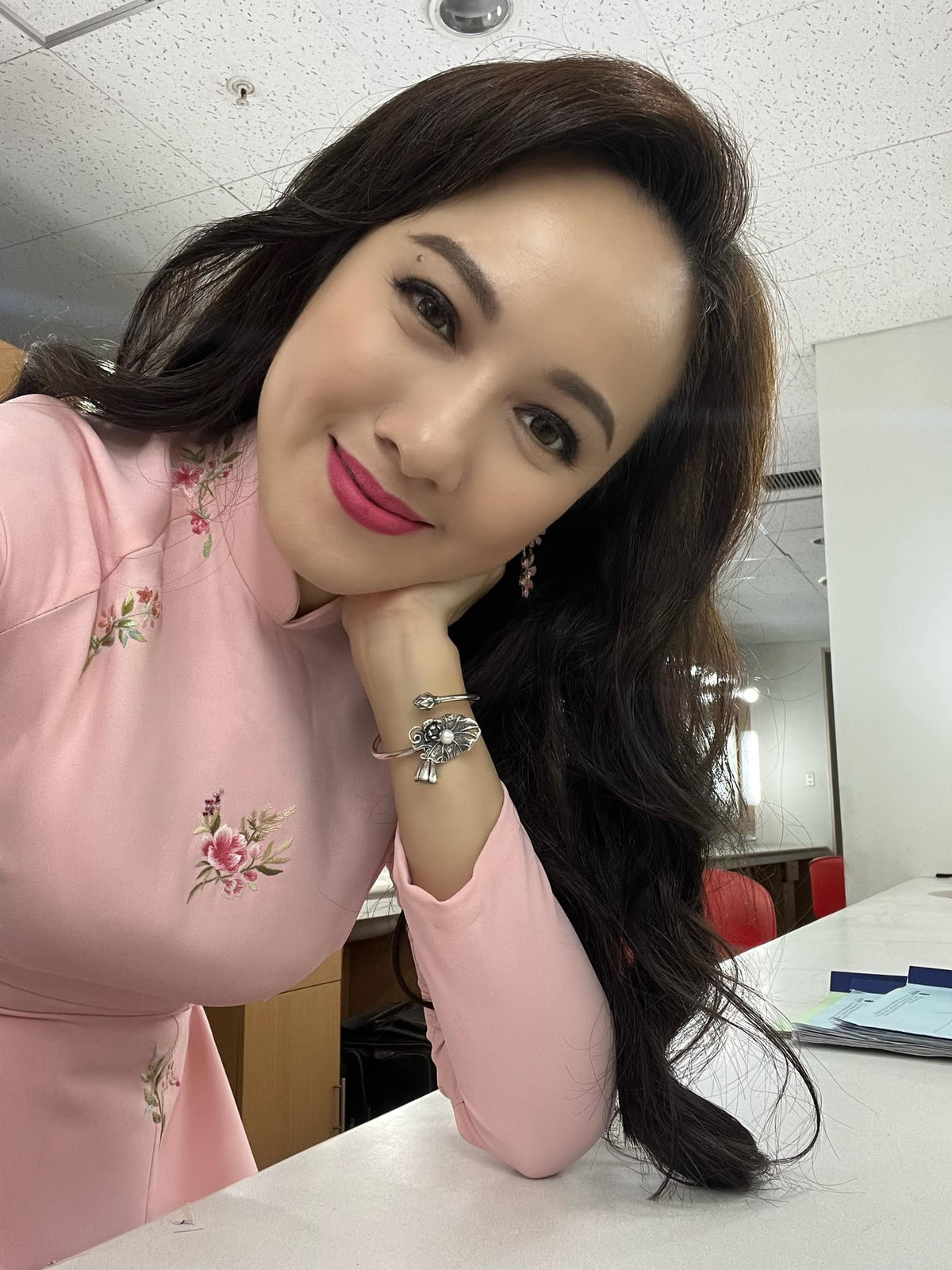 BTV Hoài Anh trẻ trung, nhí nhảnh nơi làm việc.