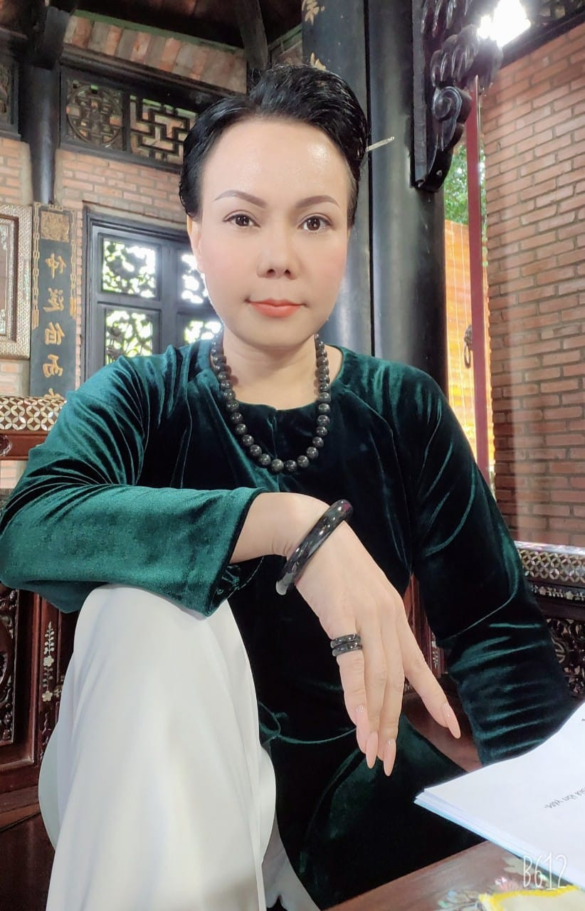 Nghệ sĩ Việt Hương hóa bà hội đồng.