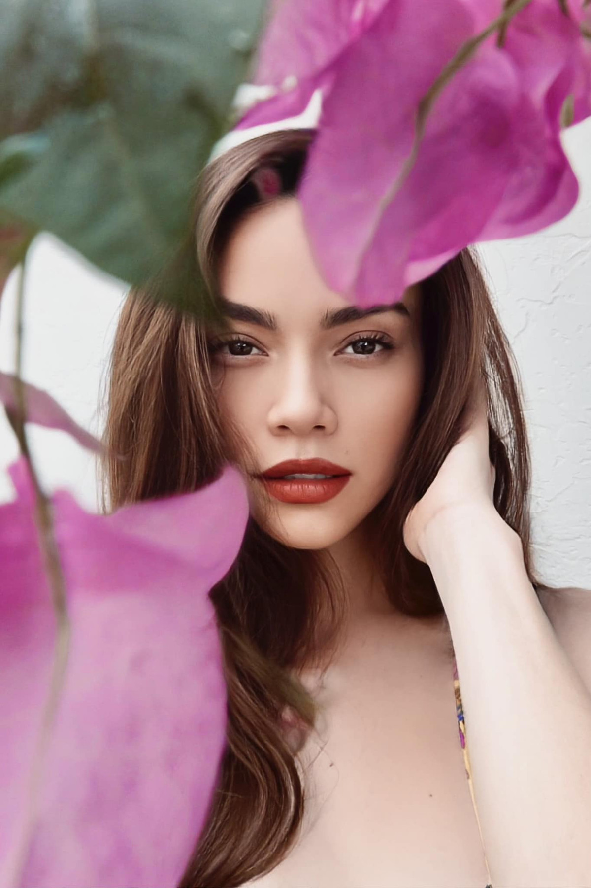 Sao Việt Hồ Ngọc Hà e ấp sau hoa.