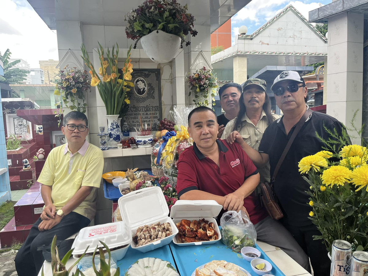 Sao Việt ngày 2/10: MC Quyền Linh cùng một số nghệ sĩ viếng mộ Lê Công Tuấn Anh. "Cuộc sống thay đổi nhiều lắm, chỉ có tình bạn của tụi mình là vẫn vẹn nguyên", anh viết. Do đang ở Mỹ, Lê Tuấn Anh vắng mặt.