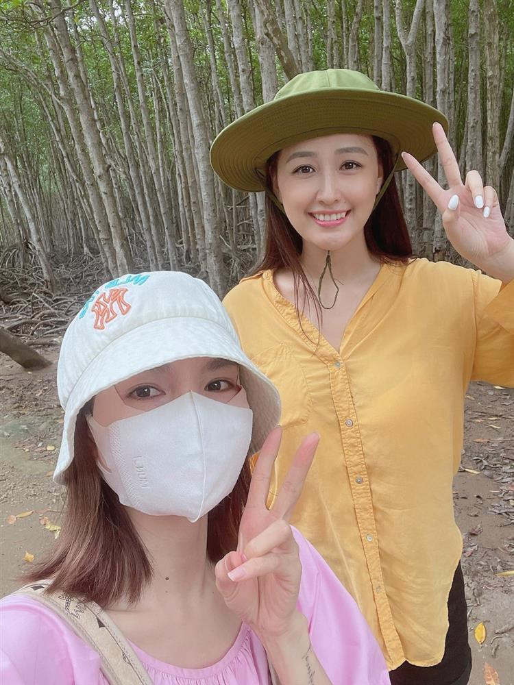 Mới đây, mạng xã hội lan truyền loạt ảnh Mai Phương Thúy đi chơi cùng một người bạn. Ngoài vẻ hồn nhiên, trẻ trung ở tuổi 34, điều khiến netizen đặc biệt chú ý chính là phong cách ăn mặc của nàng Hậu. Có thể thấy ở đời thường, trông cô vô cùng giản dị, không mang dáng vẻ của ngôi sao đình đám.