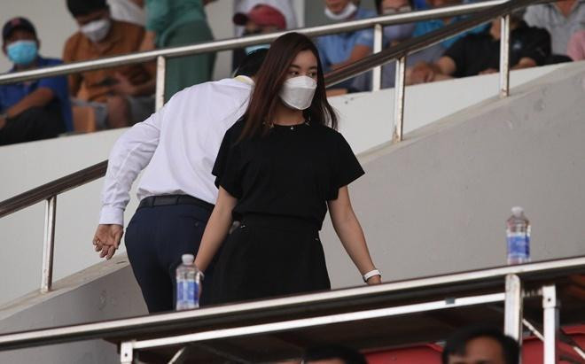 ù đeo khẩu trang nhưng nhiều người vẫn nhận ra Đỗ Mỹ Linh. Cô sử dụng công thức thời trang đơn giản với "cả cây" đen nhưng khéo nữ tính hơn khi mang chân váy xếp ly.