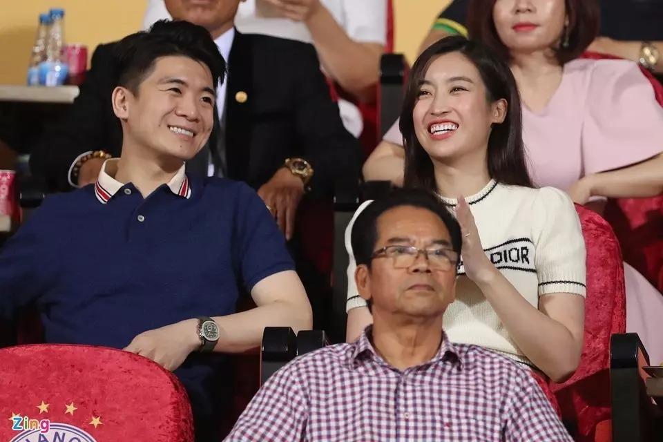 Người đẹp gây ấn tượng tuyệt đối nhờ diện đồ thoạt nhìn không hề cầu kì, trang điểm nhẹ nhàng mà vẫn tỏa sáng. Thế nhưng chỉ đến khi "bóc" giá trang phục mới khiến nhiều người choáng váng.