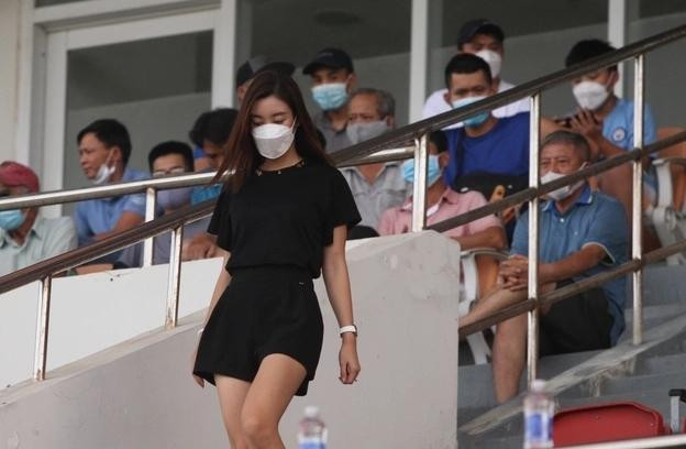 uy nhiên, điểm khiến outfit của cô trở nên đắt giá hơn cả là mẫu đồng hồ Patek Philippe 5067A có giá lên tới 1,2 tỷ đồng.