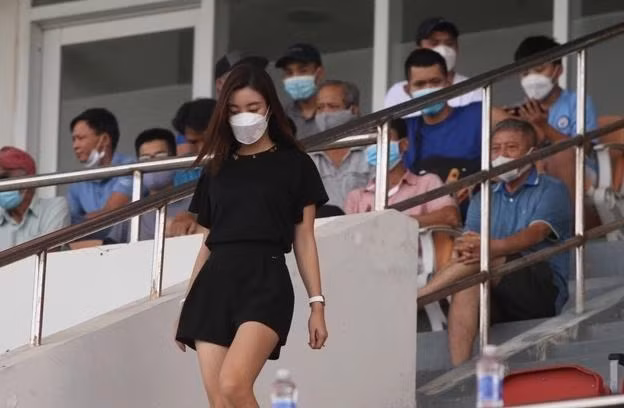 Tuy nhiên, điểm khiến outfit của cô trở nên đắt giá hơn cả là mẫu đồng hồ Patek Philippe 5067A có giá lên tới 1,2 tỷ đồng.