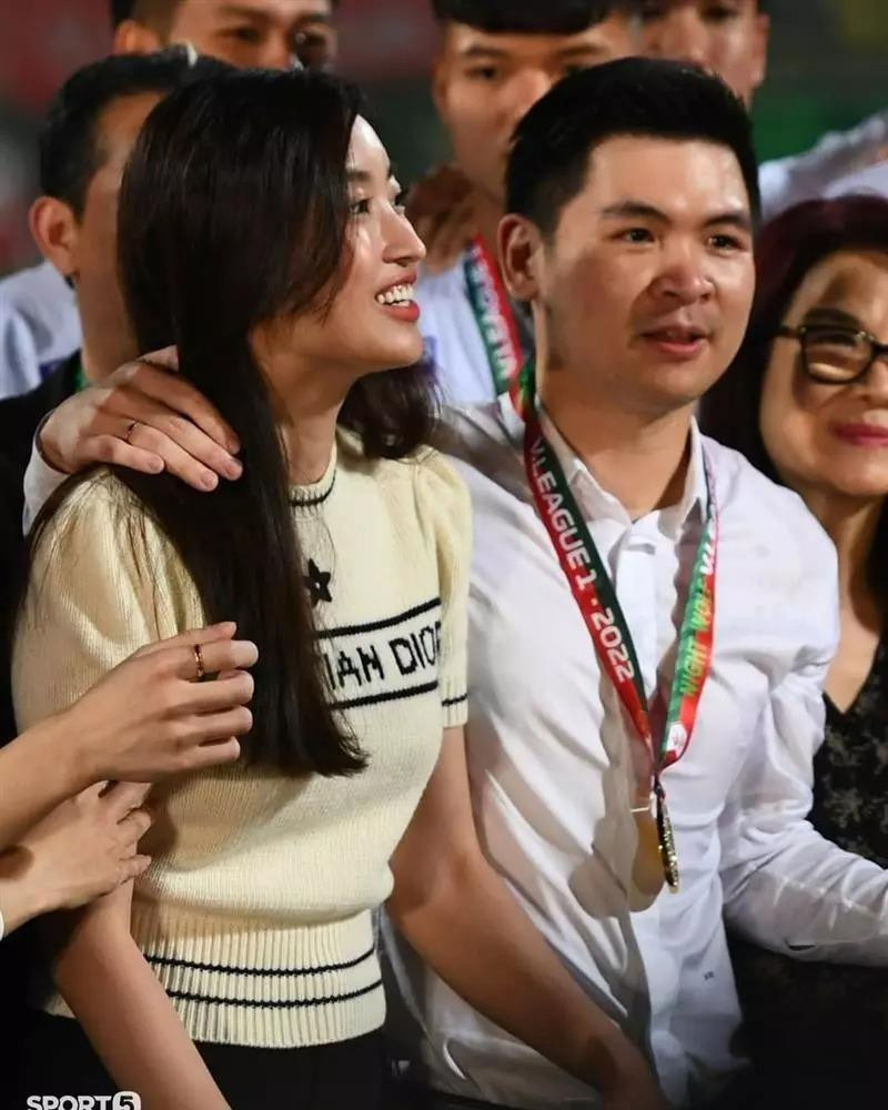 Lần gần nhất xuất hiện tại SVĐ, mỹ nhân sinh năm 1996 mặc bộ cánh đơn giản với áo tông trắng chất len dệt trendy + quần đen dài. Set đồ trông không hề cầu kì, tuy nhiên đây đều là những item đắt đỏ đến từ nhà mốt quốc tế.