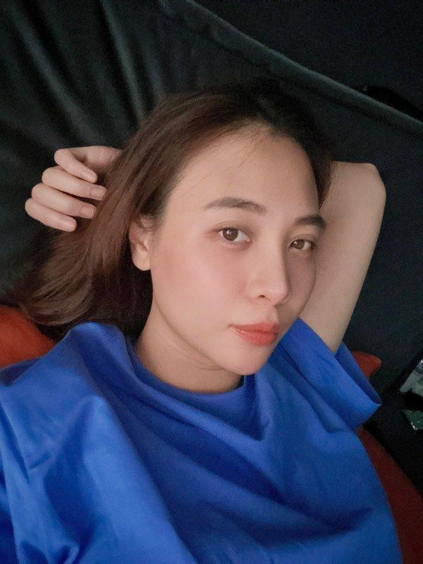 Mới đây, Đàm Thu Trang chia sẻ một bức ảnh mới lên trang cá nhân gây chú ý. Được biết, đây là một trong số những hình hiếm hoi được ông xã Cường Đô La chụp mà không dìm nên cô ngay lập tức khoe lên mạng xã hội. Chân dài xứ Lạng viết: "Nằm coi phim cũng không yên, cứ phải cầm máy lên để dìm hàng vợ. Thôi được rồi, nể tấm này góc này trông okey nè… nên cho phép lên Facebook ngồi nhé". Tuy nhiên, phía dưới ảnh có một comment gây chú ý khi bàn tán về nhan sắc của Đàm Thu Trang: "Nhìn giống sửa mũi, mũi cứng quá, bị đơ, không tự nhiên nha chị gái, góp ý chân thành, đừng giận chị nhé".