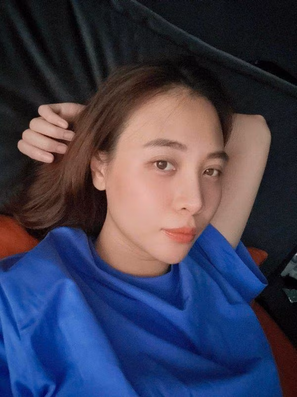 Mới đây, Đàm Thu Trang chia sẻ một bức ảnh mới lên trang cá nhân gây chú ý. Được biết, đây là một trong số những hình hiếm hoi được ông xã Cường Đô La chụp mà không dìm nên cô ngay lập tức khoe lên mạng xã hội. Chân dài xứ Lạng viết: "Nằm coi phim cũng không yên, cứ phải cầm máy lên để dìm hàng vợ. Thôi được rồi, nể tấm này góc này trông okey nè… nên cho phép lên Facebook ngồi nhé". Tuy nhiên, phía dưới ảnh có một comment gây chú ý khi bàn tán về nhan sắc của Đàm Thu Trang: "Nhìn giống sửa mũi, mũi cứng quá, bị đơ, không tự nhiên nha chị gái, góp ý chân thành, đừng giận chị nhé".