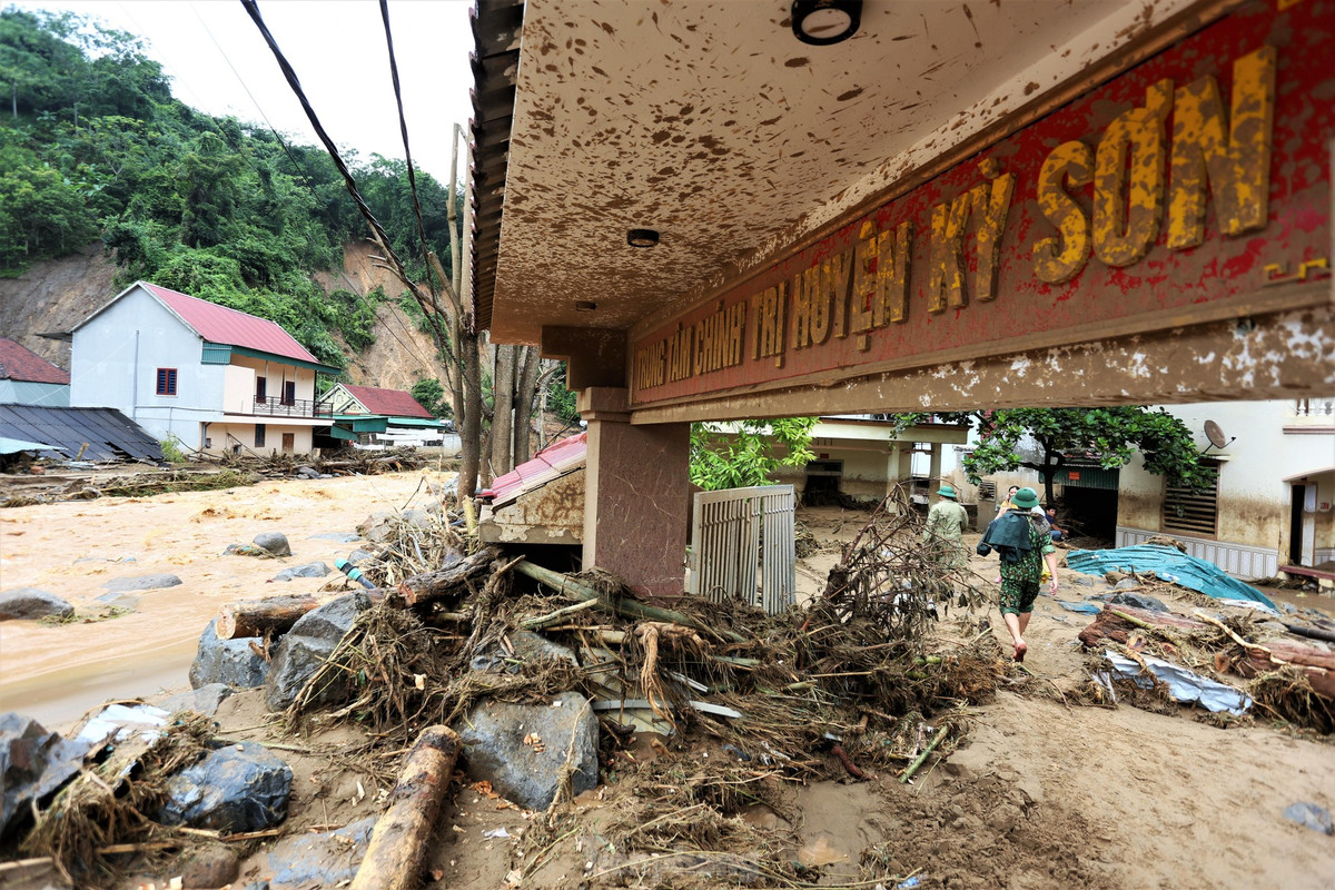 Lũ quét khiến nhiều trụ sở hành chính, ngân hàng ngổn ngang, hư hỏng.