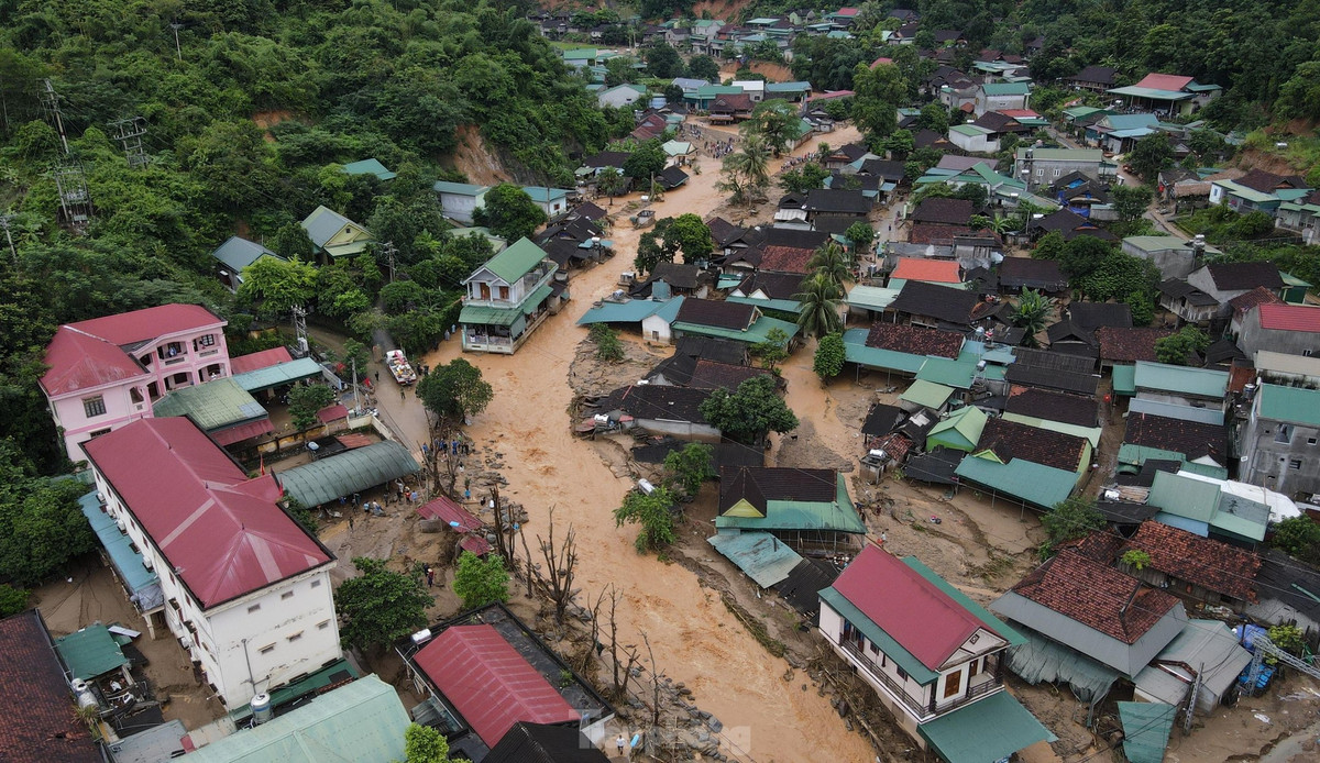 Sáng 3/10, lực lượng chức năng và người dân hai bản Hòa Sơn, Sơn Hà (xã Tà Cạ), thị trấn Mường Xén, huyện Kỳ Sơn, tỉnh Nghệ An, đang khẩn trương khắc phục hậu quả do trận lũ quét kinh hoàng gây ra vào rạng sáng hôm qua.