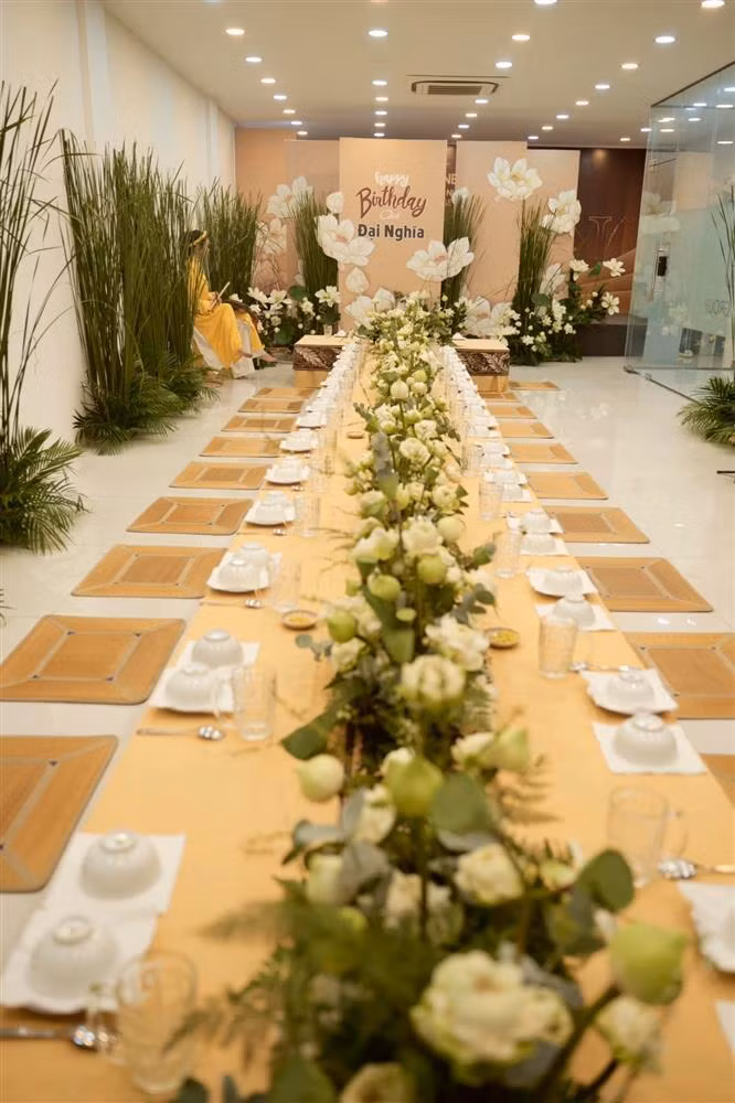 Không gian tiệc sinh nhật với 500 bông sen trắng, đàn tranh sáo trúc..., trông vô cùng thanh tịnh.