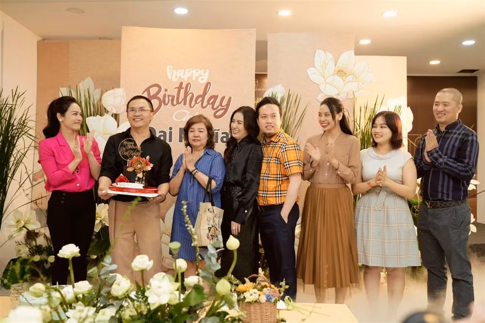 Nam diễn viên cho biết trong suy nghĩ chỉ lên gặp đàn em để làm việc, nhưng điều bất ngờ đã xảy ra.