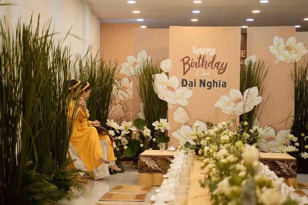 Đại Nghĩa khẳng định, phải là người hiểu anh lắm mới có thể chuẩn bị bữa tiệc chu đáo, phù hợp đến từng chi tiết như vậy. "Áo lam cũng được chuẩn bị sẵn, anh và mọi người cùng thay trang phục, và cùng ngồi bệt xuống để dùng một bữa tiệc chay. Xúc động lắm", nam MC chia sẻ.