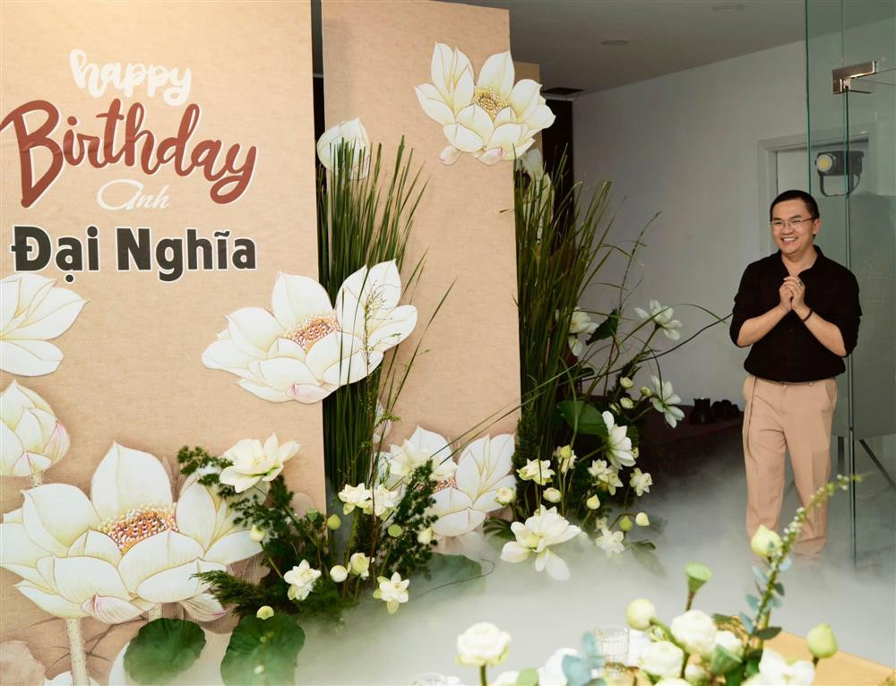 Em đã dẫn dắt anh như đi trong mê cung, để rồi vỡ òa với một không gian tràn ngập những bông sen trắng - 500 bông, khói lạnh, không gian thanh tịnh, đàn tranh và sáo trúc... Tất cả làm cho anh thật sự bất ngờ và choáng ngợp", Đại Nghĩa xúc động.