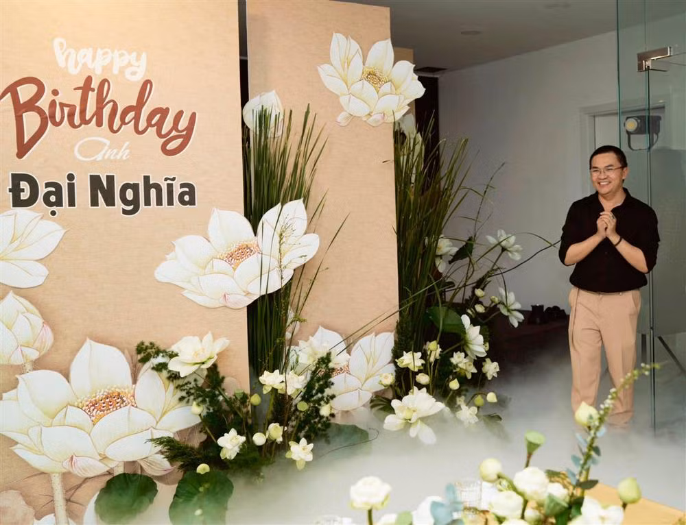 "Em đã dẫn dắt anh như đi trong mê cung, để rồi vỡ òa với một không gian tràn ngập những bông sen trắng - 500 bông, khói lạnh, không gian thanh tịnh, đàn tranh và sáo trúc... Tất cả làm cho anh thật sự bất ngờ và choáng ngợp", Đại Nghĩa xúc động.