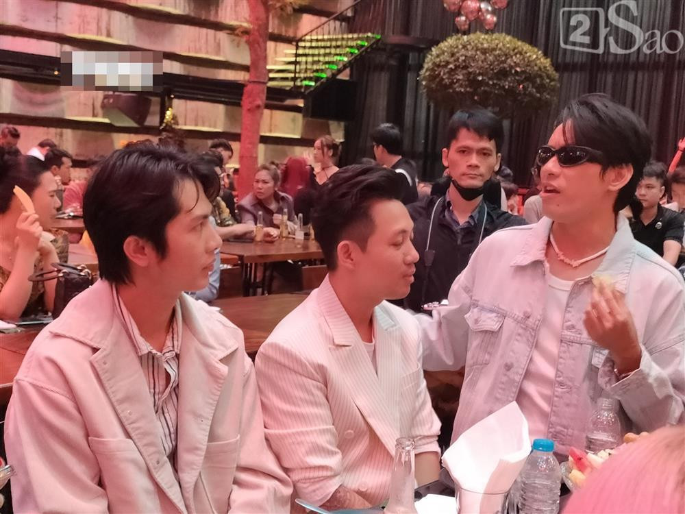 nh đeo kính râm trong suốt sự kiện.