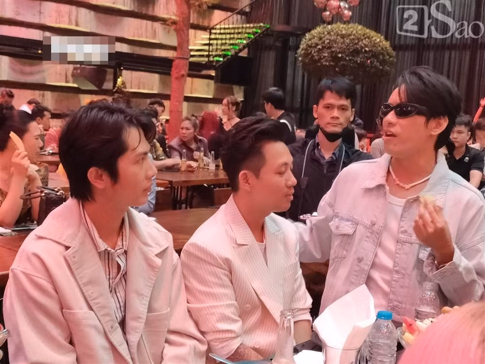 Anh đeo kính râm trong suốt sự kiện.