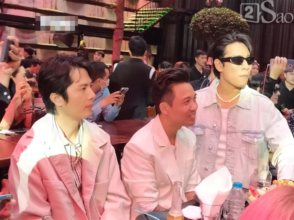 Được biết, đây là layout của Kiều Minh Tuấn khi đi dự sự kiện ra mắt MV mới của Ngô Kiến Huy vào ngày 14/11. Tại sự kiện này, "team qua đường" ghi lại được một số hình ảnh về nam diễn viên. Anh đeo kính râm xuyên suốt quá trình tham dự. 