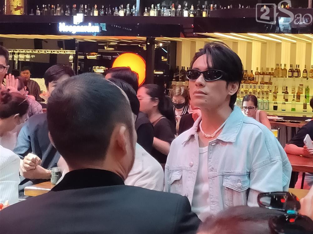  Dù không lộ mặt hoàn toàn, song có thể thấy Kiều Minh Tuấn nam tính, khá phong độ, mọi thứ đều chỉn chu. Cũng qua hình ảnh chân thực, có thể thấy ngôi sao 8X đã giảm cân không ít.