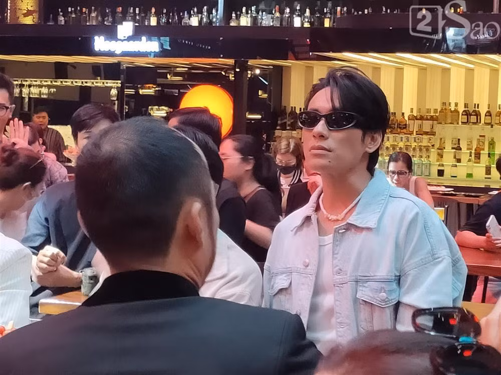  Dù không lộ mặt hoàn toàn, song có thể thấy Kiều Minh Tuấn nam tính, khá phong độ, mọi thứ đều chỉn chu. Cũng qua hình ảnh chân thực, có thể thấy ngôi sao 8X đã giảm cân không ít.