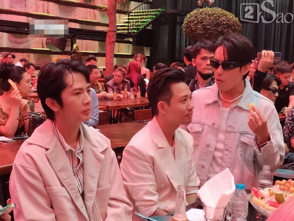 hiều nhận xét cho rằng Kiều Minh Tuấn "lên hương ngoại hình" sau khi chia tay Cát Phượng.