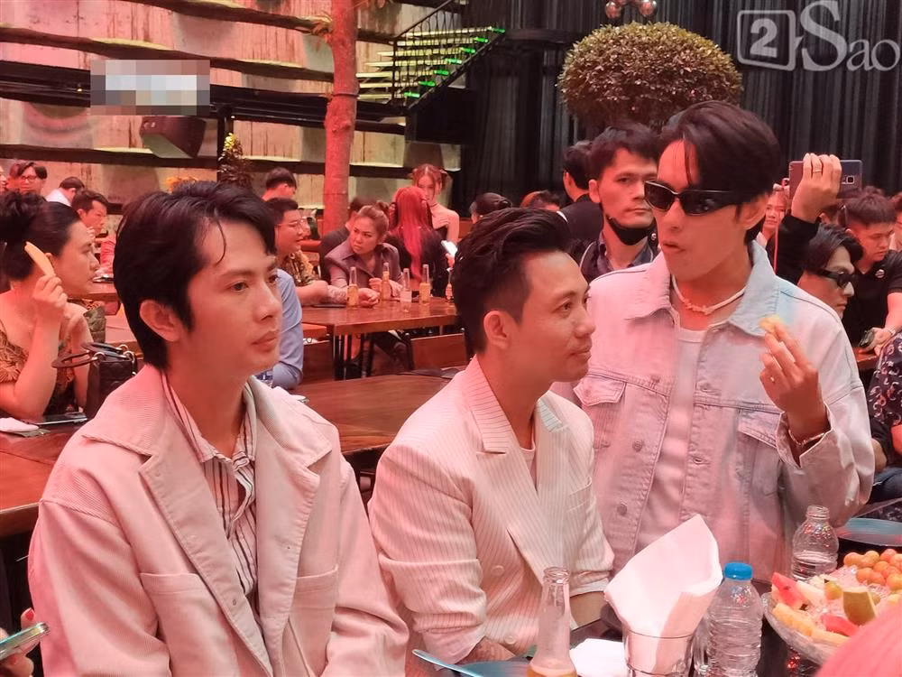 Nhiều nhận xét cho rằng Kiều Minh Tuấn "lên hương ngoại hình" sau khi chia tay Cát Phượng.