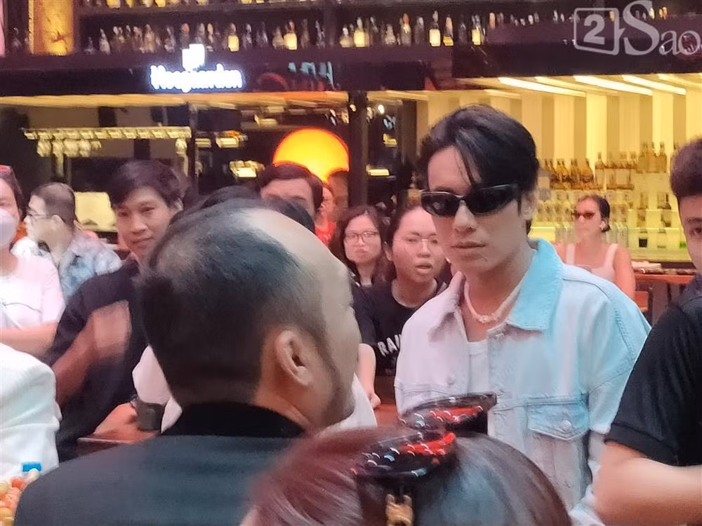 Nam diễn viên rất "ngầu" giữa đám đông.