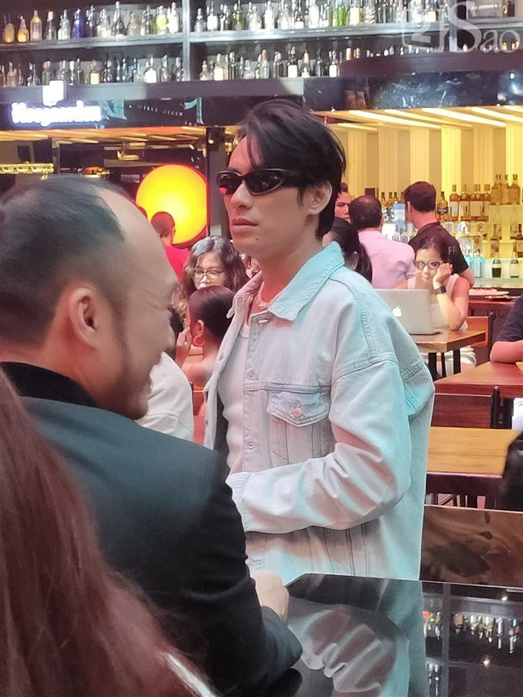 Tuy nhiên, vẻ ngoài Kiều Minh Tuấn trong những hình ảnh này được cho là chưa xuất sắc bằng ảnh nam diễn viên tự đăng.